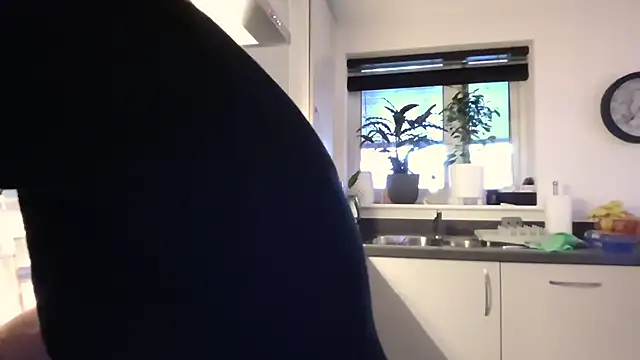 Snapshot of SweetMonicaUK chatting on 12/01/25, 12:39 SweetMonicaUK online show from 12/01/25, 12:39