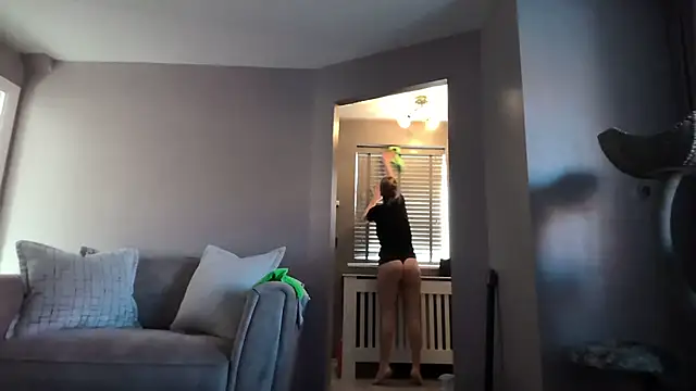 Snapshot of SweetMonicaUK chatting on 10/24/25, 09:30 SweetMonicaUK online show from 10/24/25, 09:30