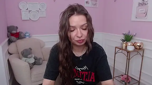 LucySkilar online show from 11/28/25, 06:46