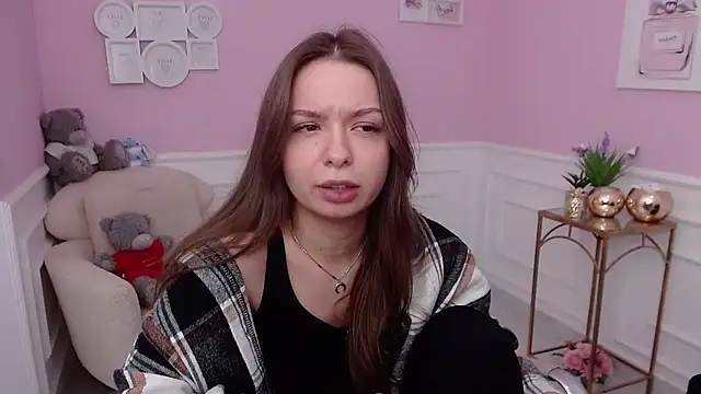 LucySkilar online show from 10/24/25, 10:03