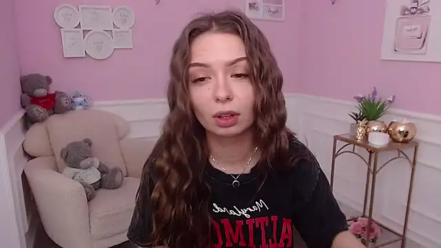 LucySkilar online show from 11/30/25, 06:14