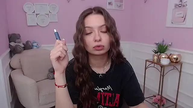 LucySkilar online show from 11/27/25, 06:03