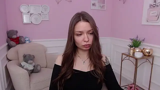 Snapshot of LucySkilar chatting on 12/22/25, 05:40 LucySkilar online show from 12/22/25, 05:40