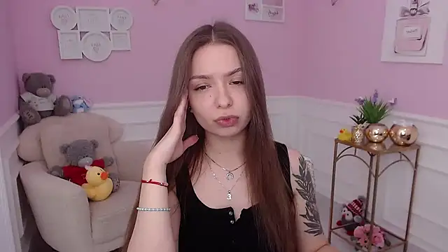 LucySkilar online show from 09/28/25, 04:19