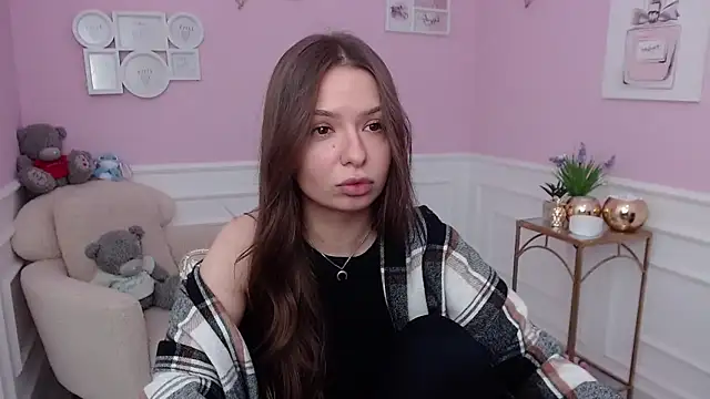 LucySkilar online show from 12/15/25, 06:19