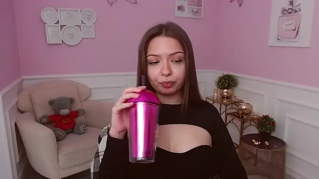 Snapshot of LucySkilar chatting on 07/16/26, 04:42 LucySkilar online show from 07/16/26, 04:42