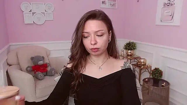 LucySkilar online show from 05/19/26, 04:08