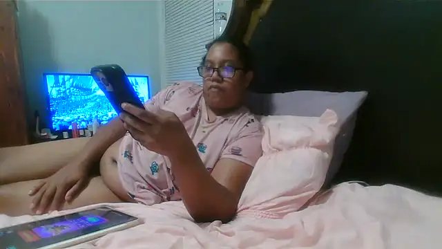 Snapshot of ebonyred chatting on 04/28/26, 02:10 ebonyred online show from 04/28/26, 02:10