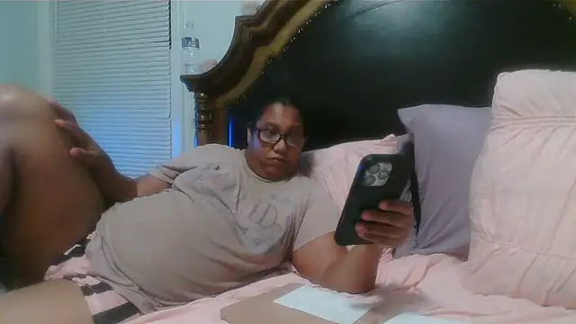 Snapshot of ebonyred chatting on 05/13/26, 01:23 ebonyred online show from 05/13/26, 01:23