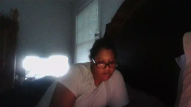 Snapshot of ebonyred chatting on 05/17/26, 12:21 ebonyred online show from 05/17/26, 12:21