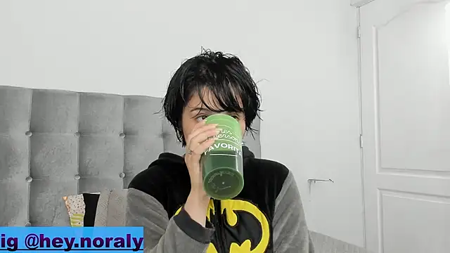 Snapshot of hey_noraly chatting on 02/23/25, 04:28 hey noraly online show from 02/23/25, 04:28