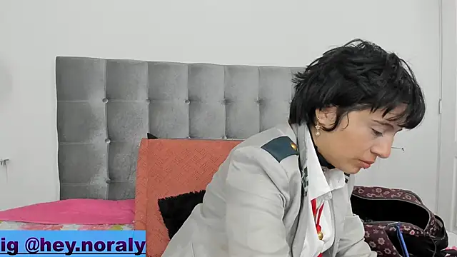 Snapshot of hey_noraly chatting on 02/18/25, 04:15 hey noraly online show from 02/18/25, 04:15