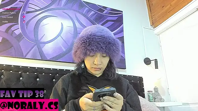 Snapshot of hey_noraly chatting on 06/15/26, 04:12 hey noraly online show from 06/15/26, 04:12