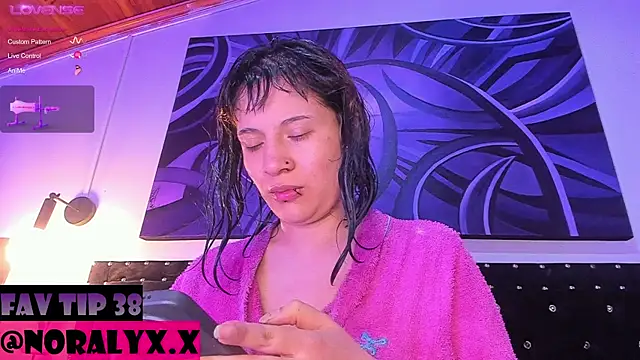 Snapshot of hey_noraly chatting on 07/13/26, 04:12 hey noraly online show from 07/13/26, 04:12