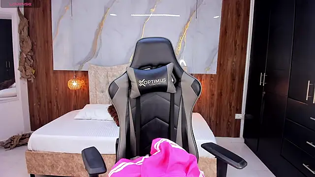 Snapshot of mia_18v chatting on 03/21/25, 08:29 mia 18v online show from 03/21/25, 08:29