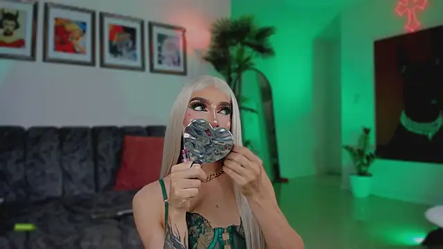 Taylor  foxxx online show from 12/17/25, 05:56