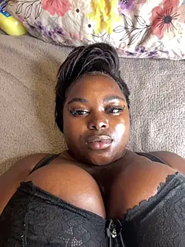 Snapshot of Honeycoco0211 chatting on 12/16/25, 06:17 Honeycoco0211 online show from 12/16/25, 06:17