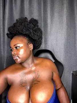 Snapshot of Honeycoco0211 chatting on 12/15/25, 03:23 Honeycoco0211 online show from 12/15/25, 03:23