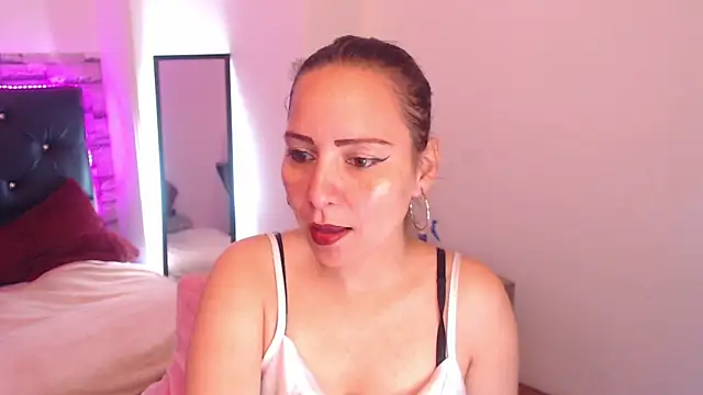 Snapshot of camila_delarosa chatting on 09/19/25, 04:22 camila delarosa online show from 09/19/25, 04:22