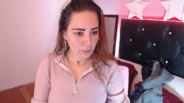 camila delarosa online show from 11/04/25, 06:11