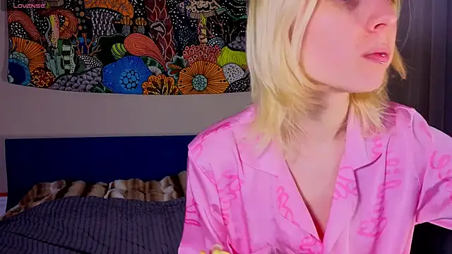 Snapshot of Crayzy_Luv chatting on 04/21/26, 12:56 Crayzy Luv online show from 04/21/26, 12:56