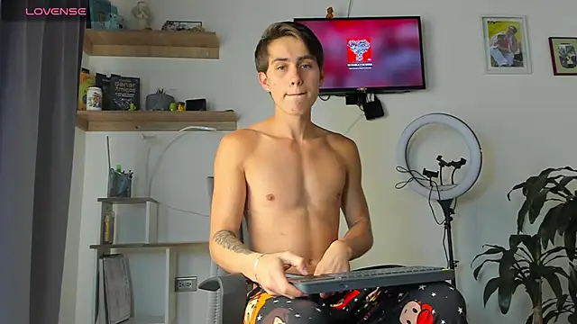 Snapshot of manucute_23_ chatting on 11/24/25, 03:23 manucute 23 online show from 11/24/25, 03:23