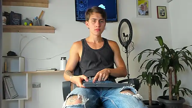 Snapshot of manucute_23_ chatting on 10/28/25, 03:11 manucute 23 online show from 10/28/25, 03:11