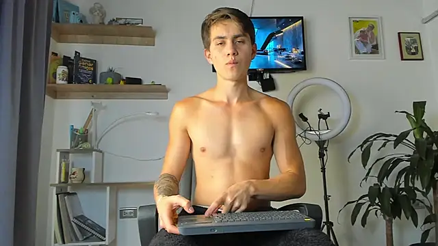 Snapshot of manucute_23_ chatting on 11/10/25, 02:44 manucute 23 online show from 11/10/25, 02:44