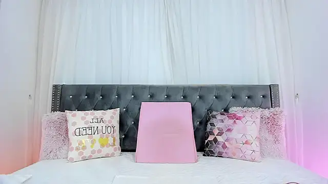 Snapshot of IsabellaJames chatting on 10/30/25, 12:03 IsabellaJames online show from 10/30/25, 12:03