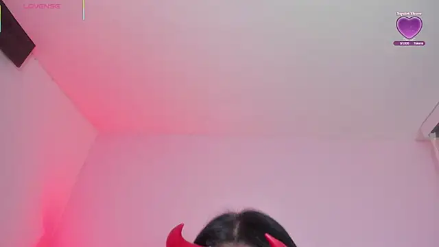 Oriana Guzman online show from 10/31/25, 07:32