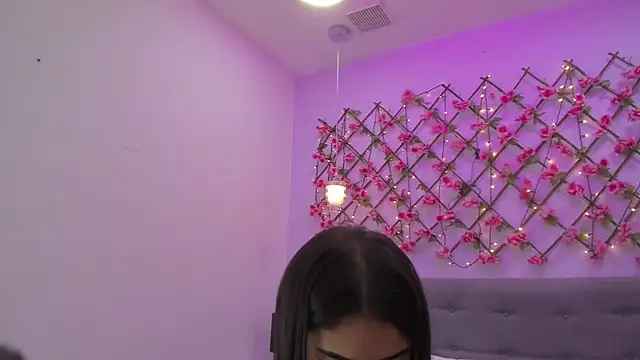 Oriana Guzman online show from 03/09/25, 04:00