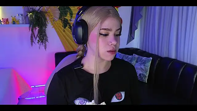 albaismynameX online show from 11/18/25, 12:08