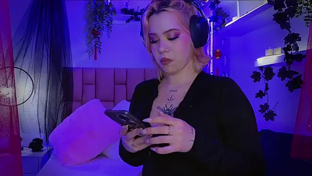 albaismynameX online show from 10/27/25, 12:17