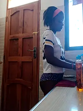 hotgal1112 online show from 02/02/26, 09:41