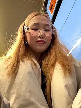 Snapshot of Aiko_Yumi chatting on 12/16/25, 01:04 Aiko Yumi online show from 12/16/25, 01:04