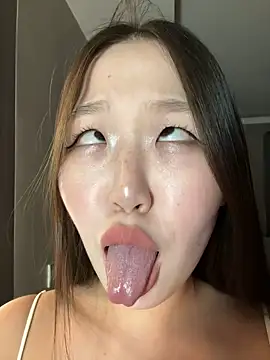 Snapshot of Aiko_Yumi chatting on 12/20/24, 12:27 Aiko Yumi online show from 12/20/24, 12:27