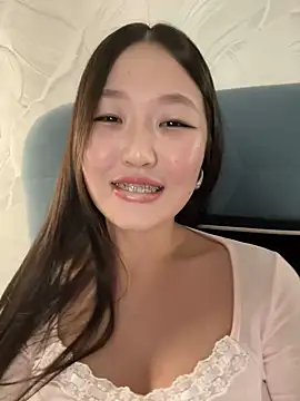 Snapshot of Aiko_Yumi chatting on 03/20/25, 05:25 Aiko Yumi online show from 03/20/25, 05:25