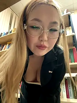 Snapshot of Aiko_Yumi chatting on 12/18/25, 04:44 Aiko Yumi online show from 12/18/25, 04:44