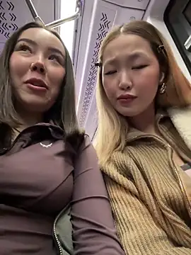 Snapshot of Aiko_Yumi chatting on 11/30/25, 02:29 Aiko Yumi online show from 11/30/25, 02:29