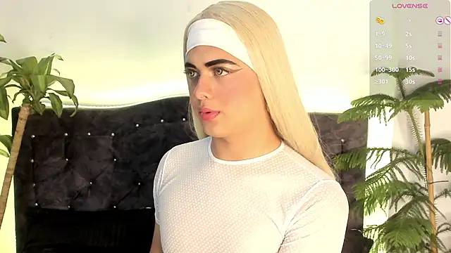 Snapshot of candy_canne__ chatting on 12/11/24, 06:20 candy canne online show from 12/11/24, 06:20