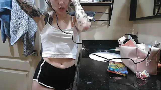 NatalieKneals online show from 10/04/25, 05:20
