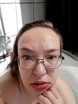 Isabella Geney online show from 11/19/25, 12:38