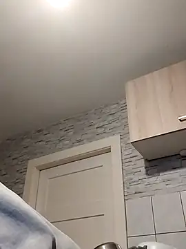 Isabella Geney online show from 12/17/25, 02:44