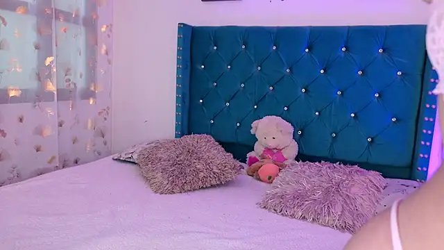 Snapshot of Lilly_Peach22 chatting on 06/12/26, 03:59 Lilly Peach22 online show from 06/12/26, 03:59