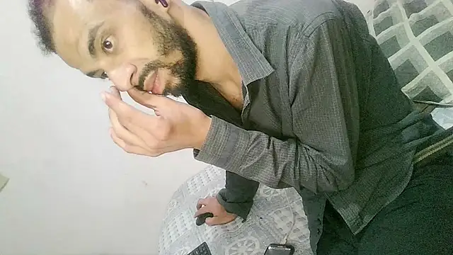 UncutToyBoy23cm online show from 10/15/25, 08:00