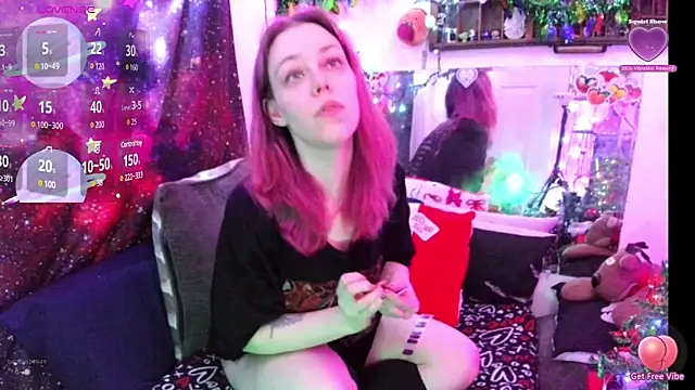 Snapshot of EverlyEster chatting on 12/20/24, 01:54 EverlyEster online show from 12/20/24, 01:54