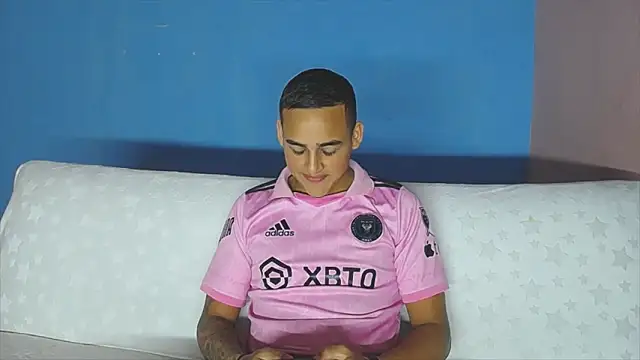 Latino Junge online show from 04/18/26, 03:14