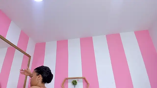 ISABELLA 020 online show from 05/15/26, 11:52
