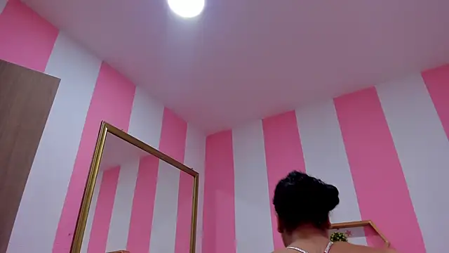 ISABELLA 020 online show from 11/01/25, 12:43