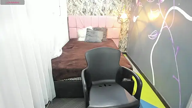 Snapshot of EmmaaEvans_ chatting on 02/12/25, 12:01 EmmaaEvans online show from 02/12/25, 12:01